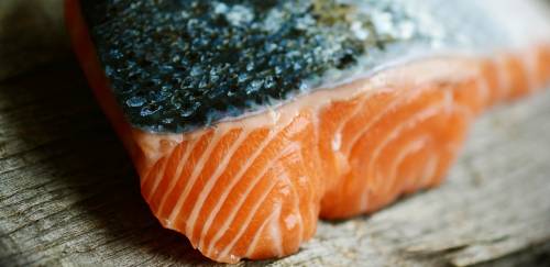 Novo surto de coronavírus na China tira salmão das prateleiras