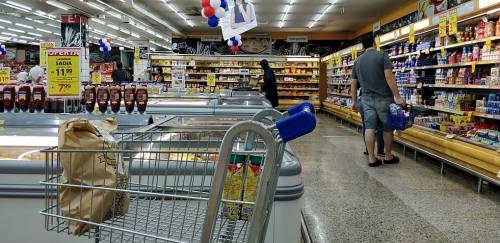 Supermercados caem 0,8% em outubro em série dessazonalizada Supermercados caem 0,8% em outubro em série dessazonalizada