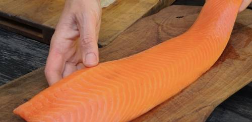 Congelado e em novos cortes: salmão coho do Chile cresce no varejo
