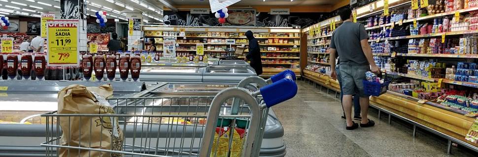 Supermercados caem 0,8% em outubro em série dessazonalizada 