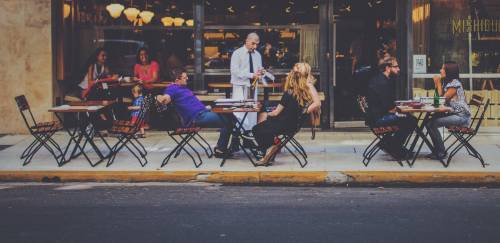 Brasileiro está mais disposto a comer em bares e restaurantes