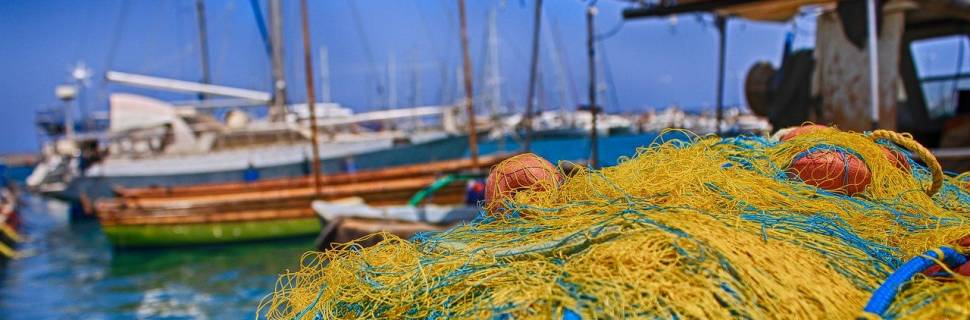 > Força-tarefa tenta resgatar o que sobrou de embarcações em Peruíbe Força-tarefa tenta resgatar o que sobrou de embarcações em Peruíbe