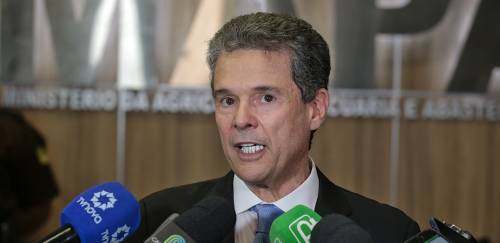 Ministro toma posse, prega união e fala em desenvolvimento mais amplo