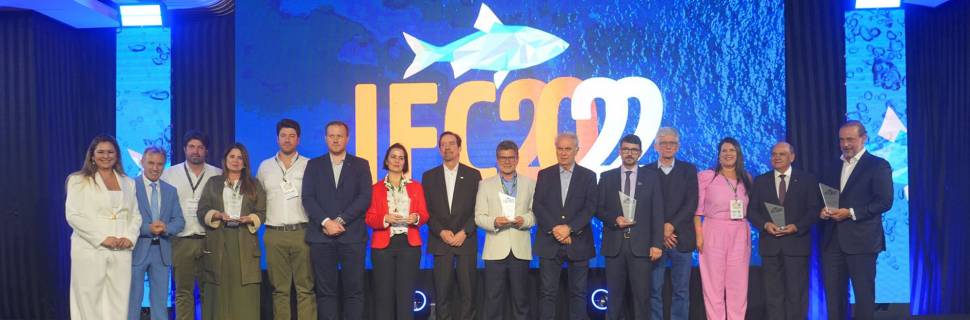 Entrega de documento, premiação e diversos painéis na abertura do IFC 