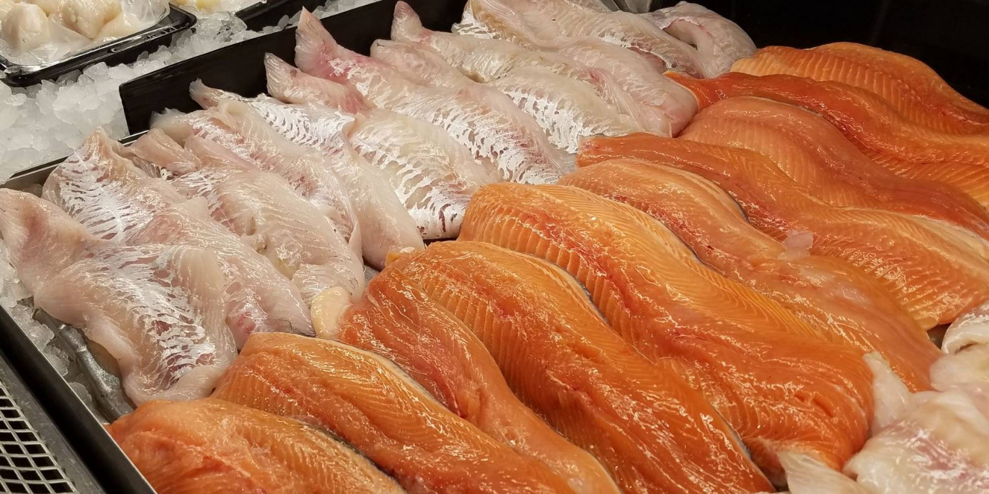 Variações dos preços de produtos de pescado em duas redes de varejo