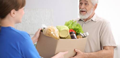 Idosos do interior gastam R$ 725 anuais com delivery, diz Aiqfome  