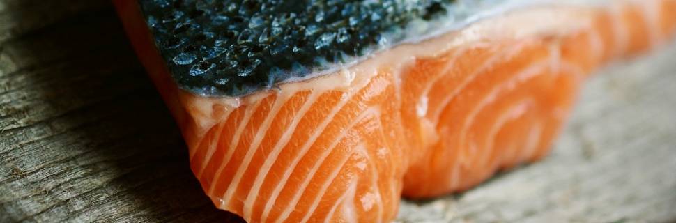 Novo surto de coronavírus na China tira salmão das prateleiras