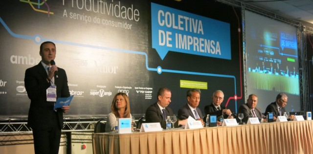 Com mais de 50 expositores de pescado, Apas 2015 abre com bom movimento