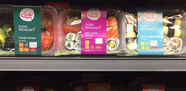 >Sassá Sushi põe os pés no varejo com embalagens especiais Sassá Sushi põe os pés no varejo com embalagens especiais